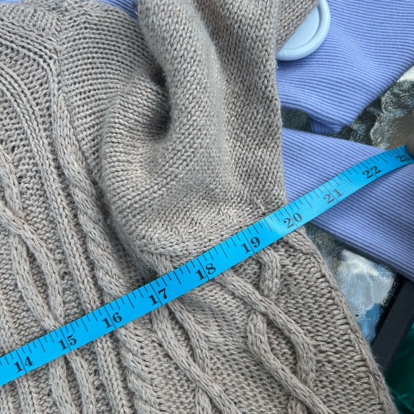 VTG BCBGMaxAzria XS Y2K cable
Knit open cardigan wool blend sweater oversized - Picture 4 of 8